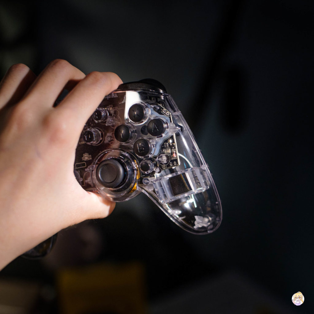 Omelet Gaming Crystalline Pro Controller 採用透明的外殼。